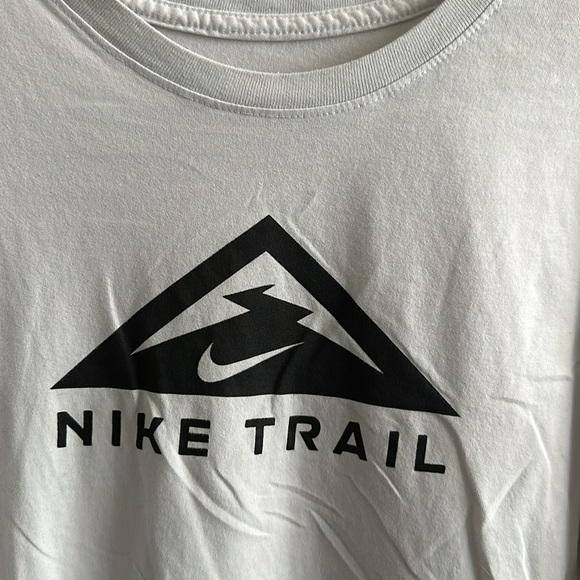 Gray Men’s Nike Trail shirt size M - Picture 2 of 4